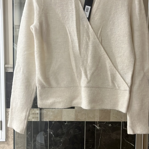 Banana Republic ivory sweater, size S, NWT. - Picture 3 of 7